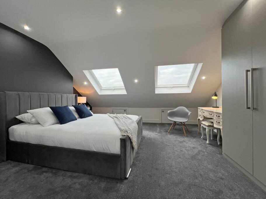 Luxury Central Windsor 5 Bed Home, Parking, Private Garden - Windsor Castle View, Legoland, Ascot, Heathrow Airport Exterior photo