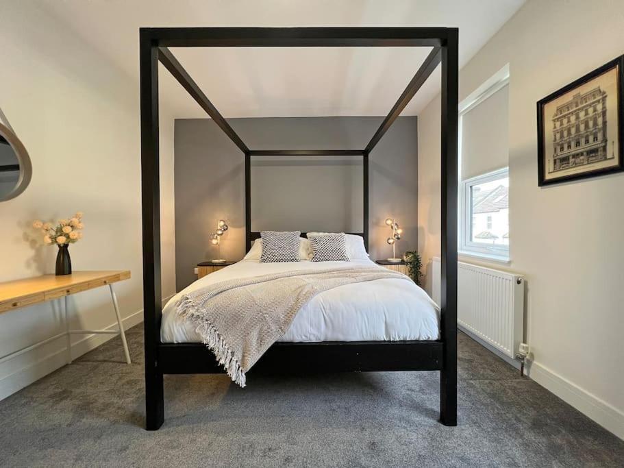 Luxury Central Windsor 5 Bed Home, Parking, Private Garden - Windsor Castle View, Legoland, Ascot, Heathrow Airport Exterior photo