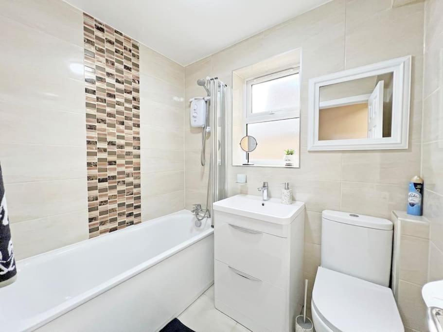 Luxury Central Windsor 5 Bed Home, Parking, Private Garden - Windsor Castle View, Legoland, Ascot, Heathrow Airport Exterior photo